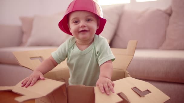 Bebê menino tigela de plástico na cabeça — Vídeo de Stock