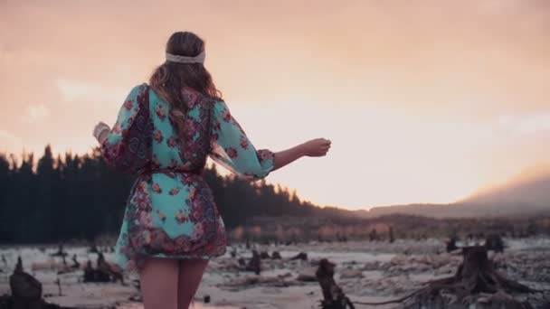 Boho κορίτσι στέκεται στο νερό στο ηλιοβασίλεμα — Αρχείο Βίντεο