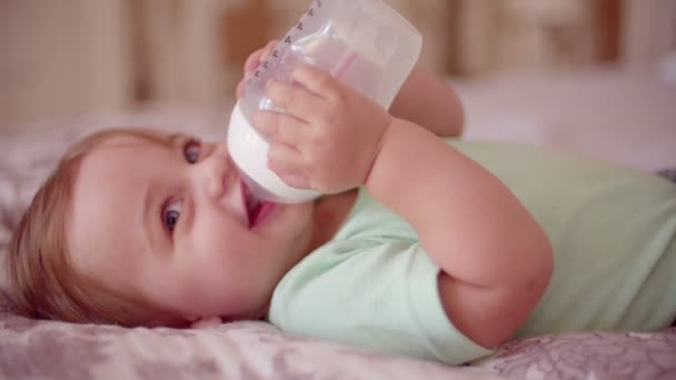 Baby boy drinken van een fles — Stockvideo