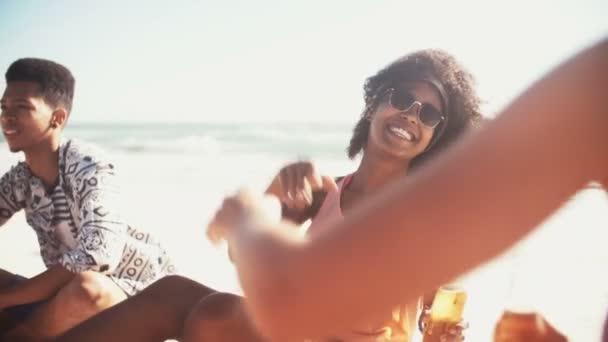 Afro meisje ontspannen op het strand met vrienden — Stockvideo