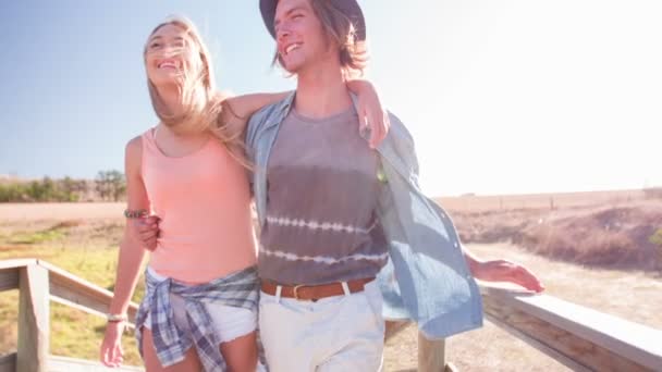 Adolescente pareja al aire libre caminando juntos — Vídeo de stock