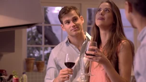 Paren zeggen cheers in een vrienden keuken — Stockvideo