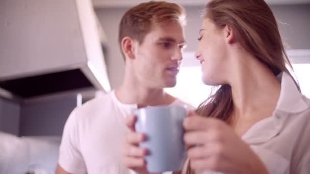 Cara beijando sua namorada na cozinha — Vídeo de Stock