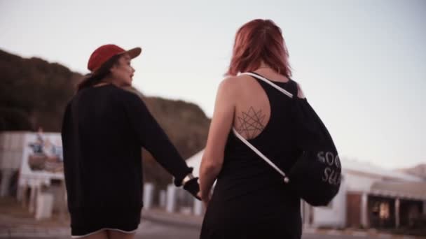 Chicas caminando a través de un estacionamiento — Vídeos de Stock