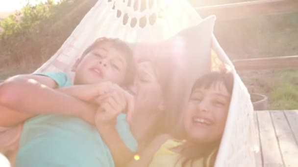 Mutter und Kinder zusammen in einer Hängematte — Stockvideo