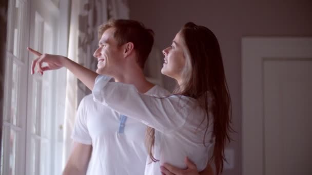 Casal abraçando e rindo no quarto — Vídeo de Stock