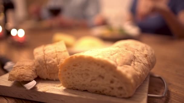 Gros plan de pain ciabata sur la table du dîner — Video