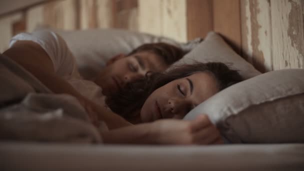 Pareja durmiendo en la cama — Vídeo de stock