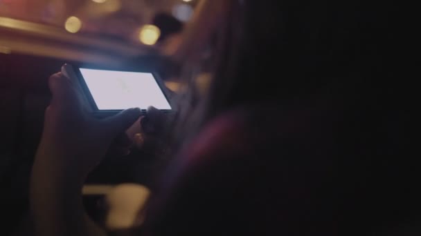 Mädchen surft im Auto auf Smartphone — Stockvideo