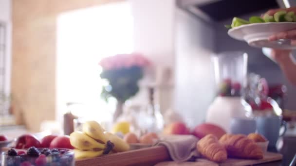 Par med blender för att göra smoothie — Stockvideo