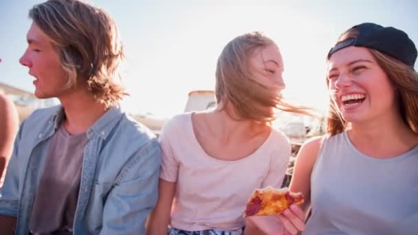 Adolescentes comendo pizza ao ar livre — Vídeo de Stock