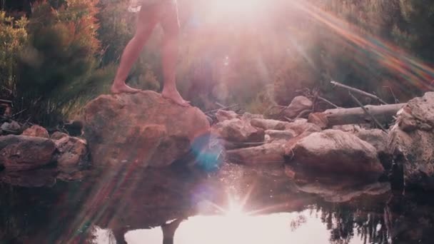 Boho dívka překračovala kameny na jezero — Stock video