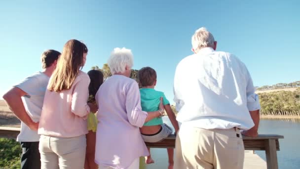 Familia de tres generaciones en un embarcadero de madera — Vídeo de stock