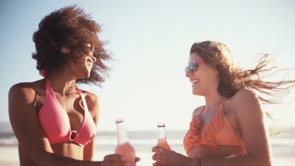 Chica amigos en bikinis en una playa con alcopops — Vídeos de Stock