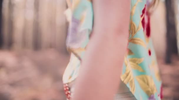 Девушка в цветочном повязке и солнцезащитных очках — стоковое видео
