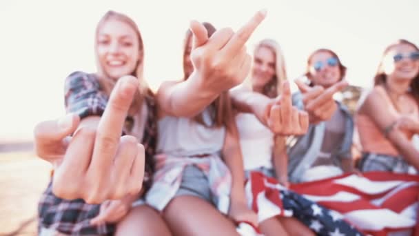 Tonåringar visar deras långfingret — Stockvideo