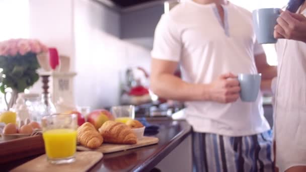 Casal beijando em sua cozinha — Vídeo de Stock