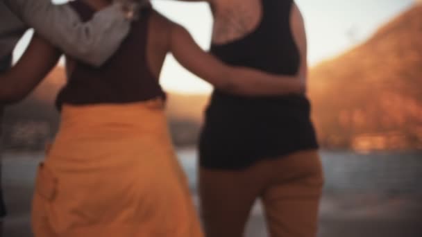 Chicas adolescentes caminando juntas en el crepúsculo — Vídeos de Stock