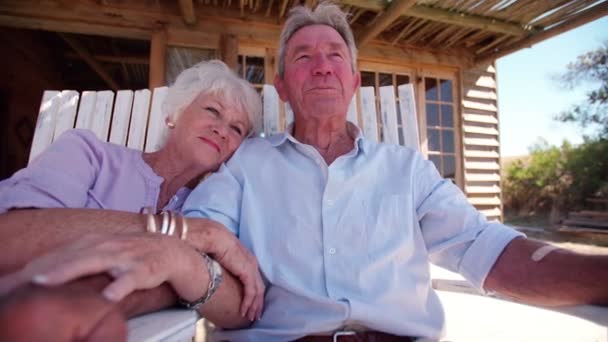 Senior par hålla händer utomhus — Stockvideo