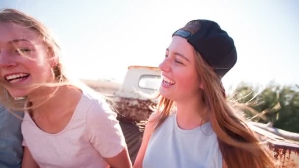 Adolescentes comendo pizza ao ar livre — Vídeo de Stock