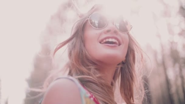 Boho chica riendo en un bosque de verano — Vídeos de Stock