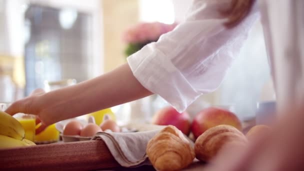 Mains prenant le petit déjeuner — Video