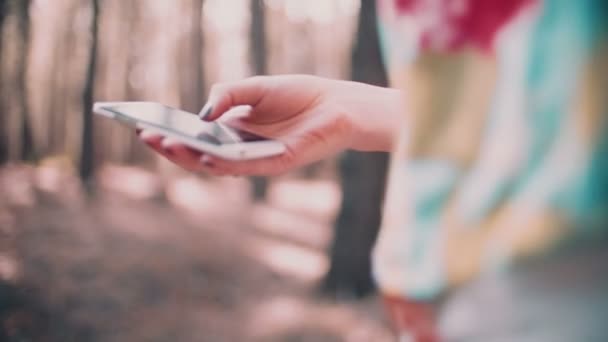 Menina digitando em seu smartphone — Vídeo de Stock