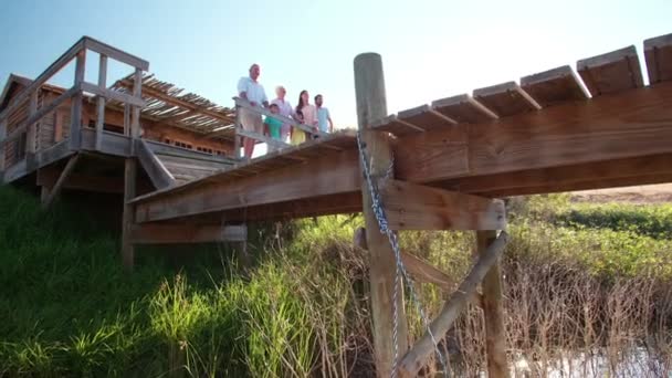 Família de três gerações em férias de verão — Vídeo de Stock