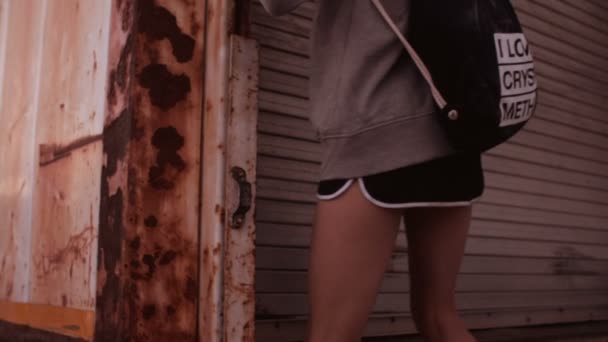 Mädchen hält sich am Heck eines Lastwagens fest — Stockvideo