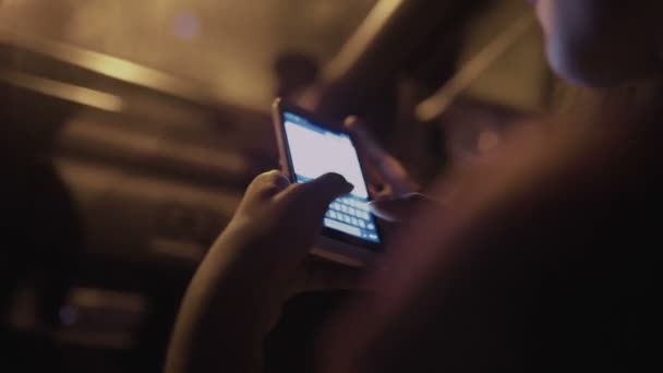 Ragazza che scrive su smartphone in auto — Video Stock