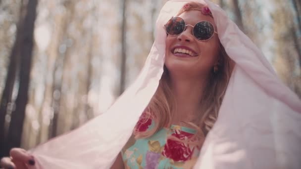 Boho menina em uma floresta de verão — Vídeo de Stock