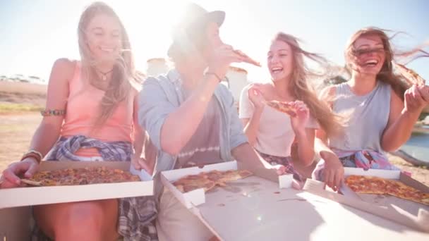 Amigos rindo e gostando de pizza — Vídeo de Stock