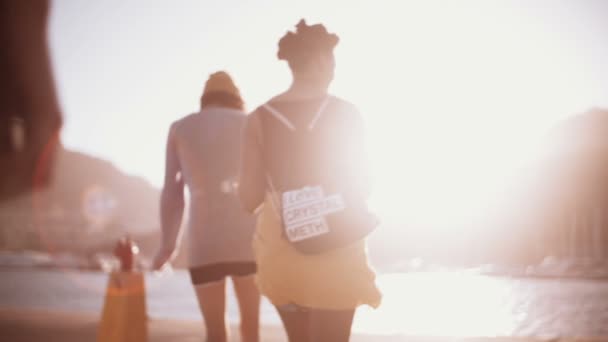 Chicas caminando y hablando juntas al aire libre — Vídeo de stock