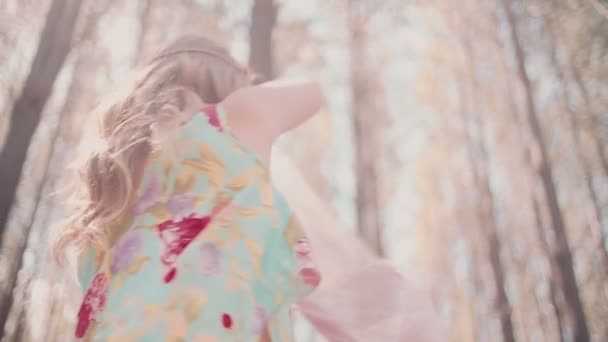 Boho menina em uma floresta de verão — Vídeo de Stock