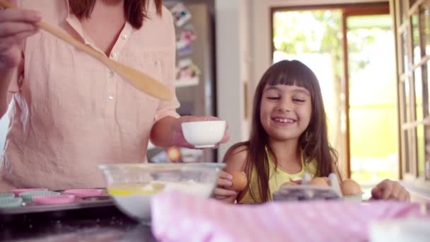 Madre e hija haciendo un pastel — Vídeo de stock