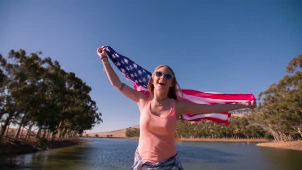 Mädchen läuft mit amerikanischer Flagge — Stockvideo