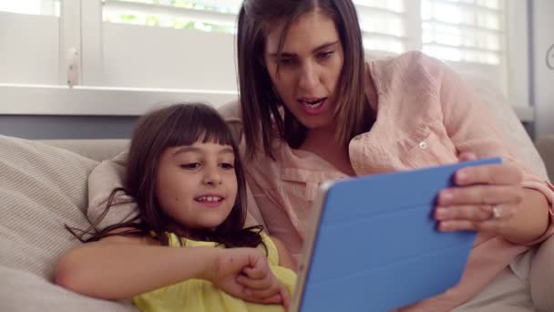 Mor och dotter spelar på Tablet PC — Stockvideo