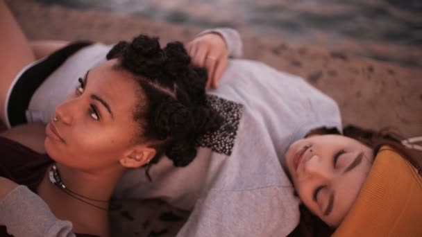 Chicas amigas tumbadas junto al agua — Vídeos de Stock