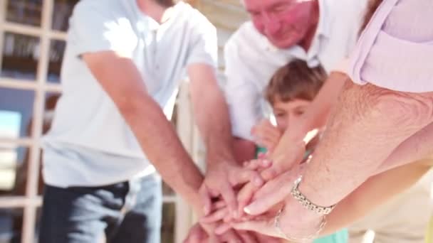 Família unindo as mãos em uma pilha — Vídeo de Stock