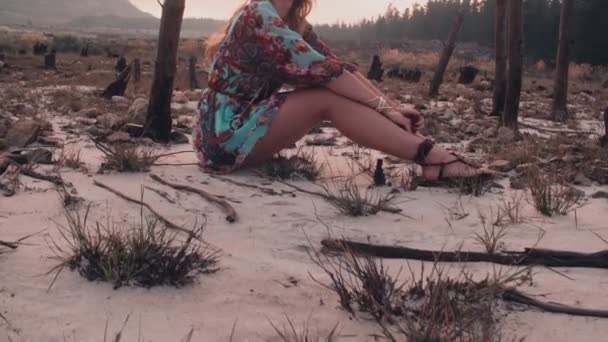 Boho meisje in een natuurlijk landschap — Stockvideo