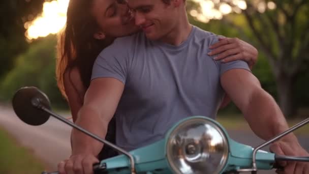 自分のスクーターに愛情のこもったカップル — ストック動画
