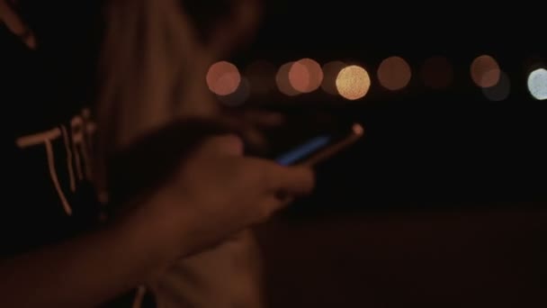 Amigos caminhando à noite em um ambiente urbano — Vídeo de Stock