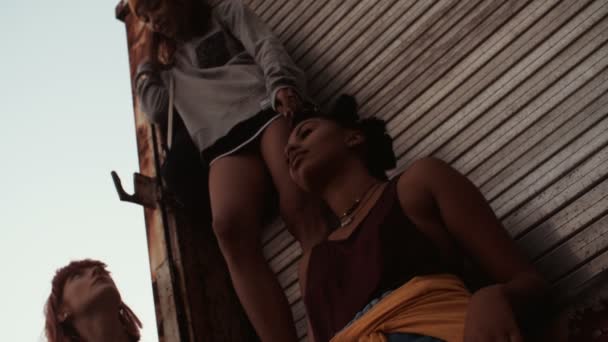 Teenie-Mädchen plaudern in einem Industriehafen — Stockvideo