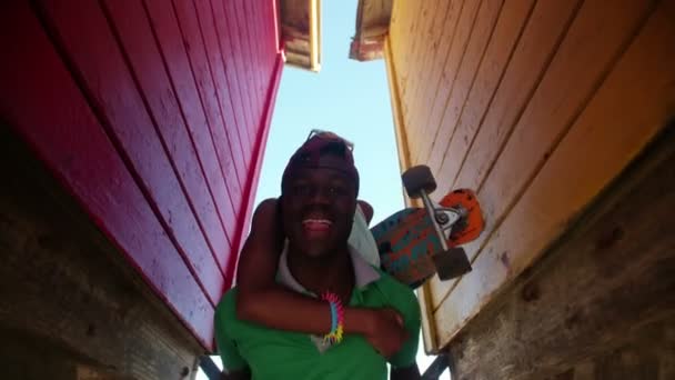 African American teenage par åker snålskjuts — Stockvideo