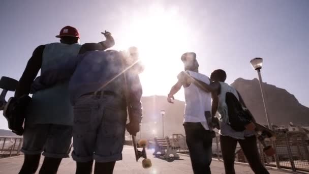 Cool adolescentes amigos caminando juntos — Vídeo de stock