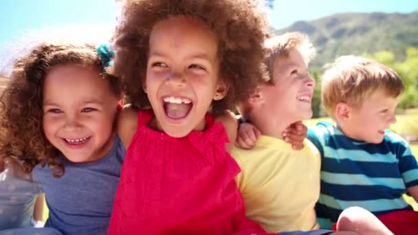 Vriendelijke kinderen lachen samen — Stockvideo