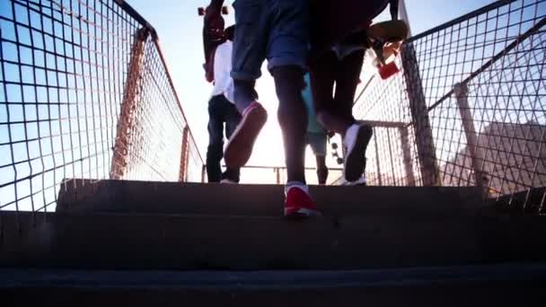 Teens nosit tenisky chůzi po schodech — Stock video