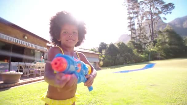 Afro chica salpicando agua en cámara — Vídeo de stock