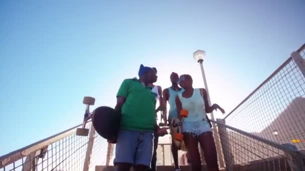 Αμερικανικοί έφηβοι περπάτημα κάτω βήματα — Αρχείο Βίντεο