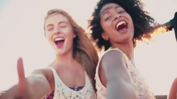 Дівчата друзі під час поїздки на пляж — стокове відео